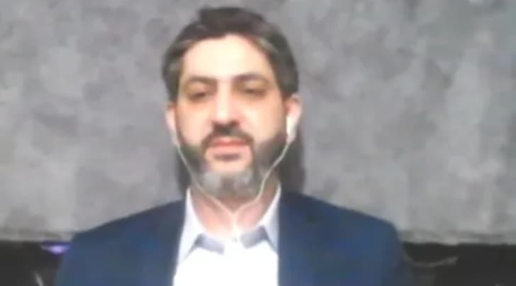 صراخ لا يوصف.. لحظة إصابة إعلامي لبناني خلال بث مباشر