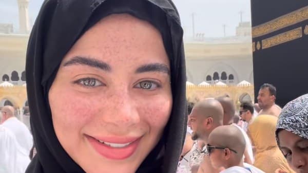 يارا السكري تخطف الأنظار من الحرم المكي