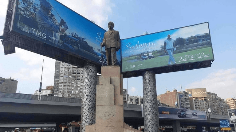 أيهما الأهم الأدب أم الاعلانات!.. تجدد أزمة تمثال نجيب محفوظ في مصر