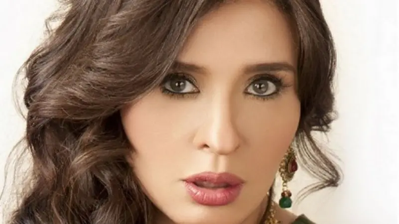 "موافقة ابني يجرب المساكنة".. فنانة مصرية تشعل بلبلة