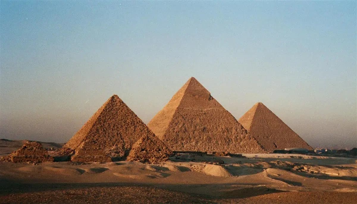 لغز الأهرامات.. علماء آثار يردون على الذكاء الاصطناعي