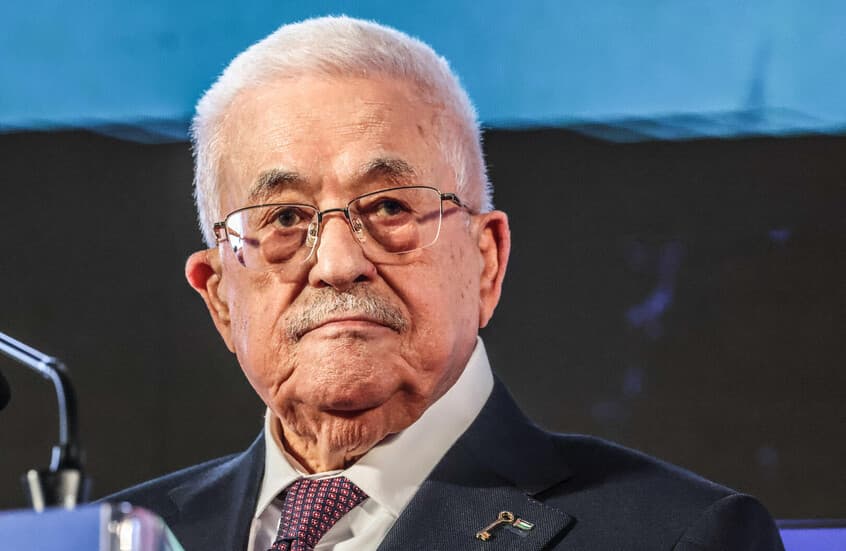 إعلام فلسطيني عباس نقل إلى المستشفى في رام الله
