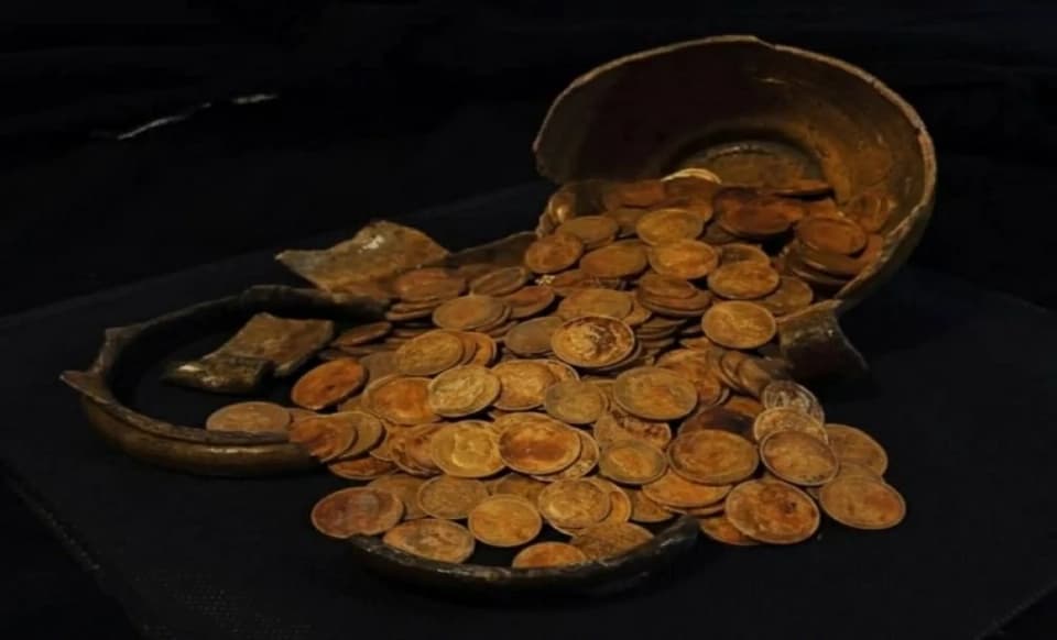اكتشاف 409 عملات ذهبية تاريخية تحت منزل في روسيا