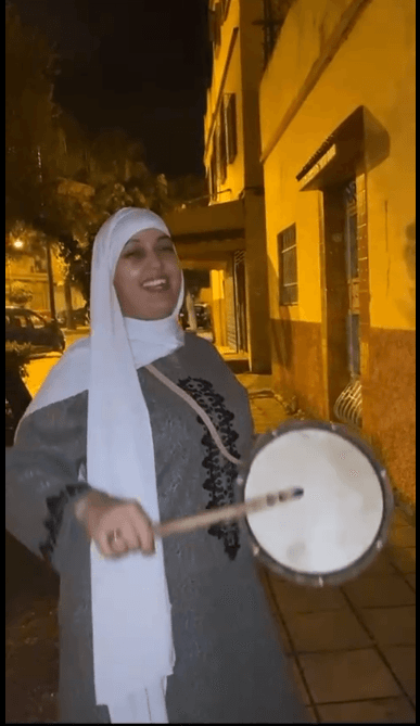 أول مسحراتية تفجر جدلاً في المغرب