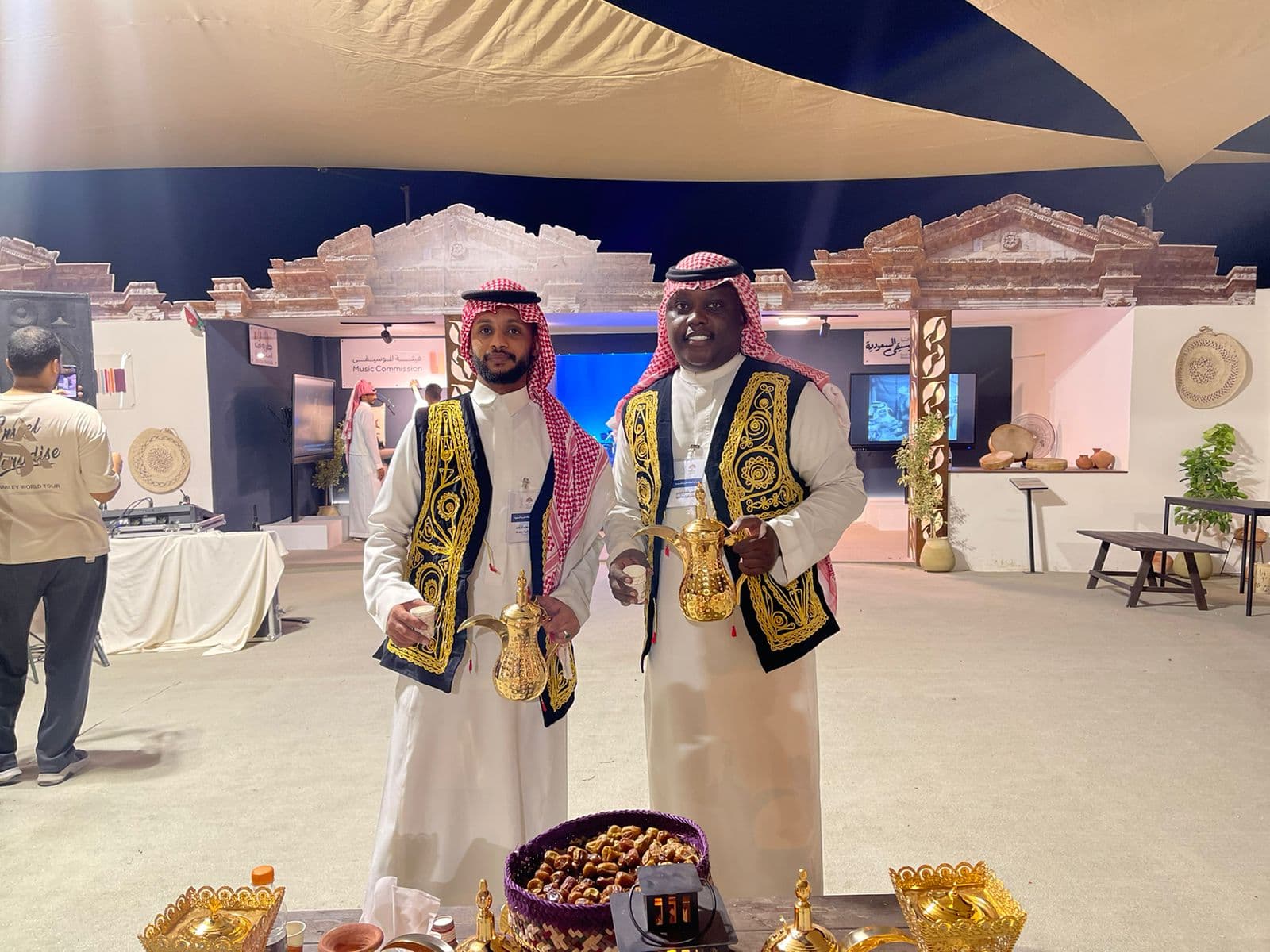 "الضيافة السعودية تجذب الزوار في مهرجان جرش 38 من خلال القهوة السعودية الأصيلة والتمر" (صور)