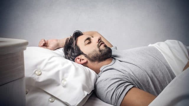 تفسير حُلم نوم الميت في البيت