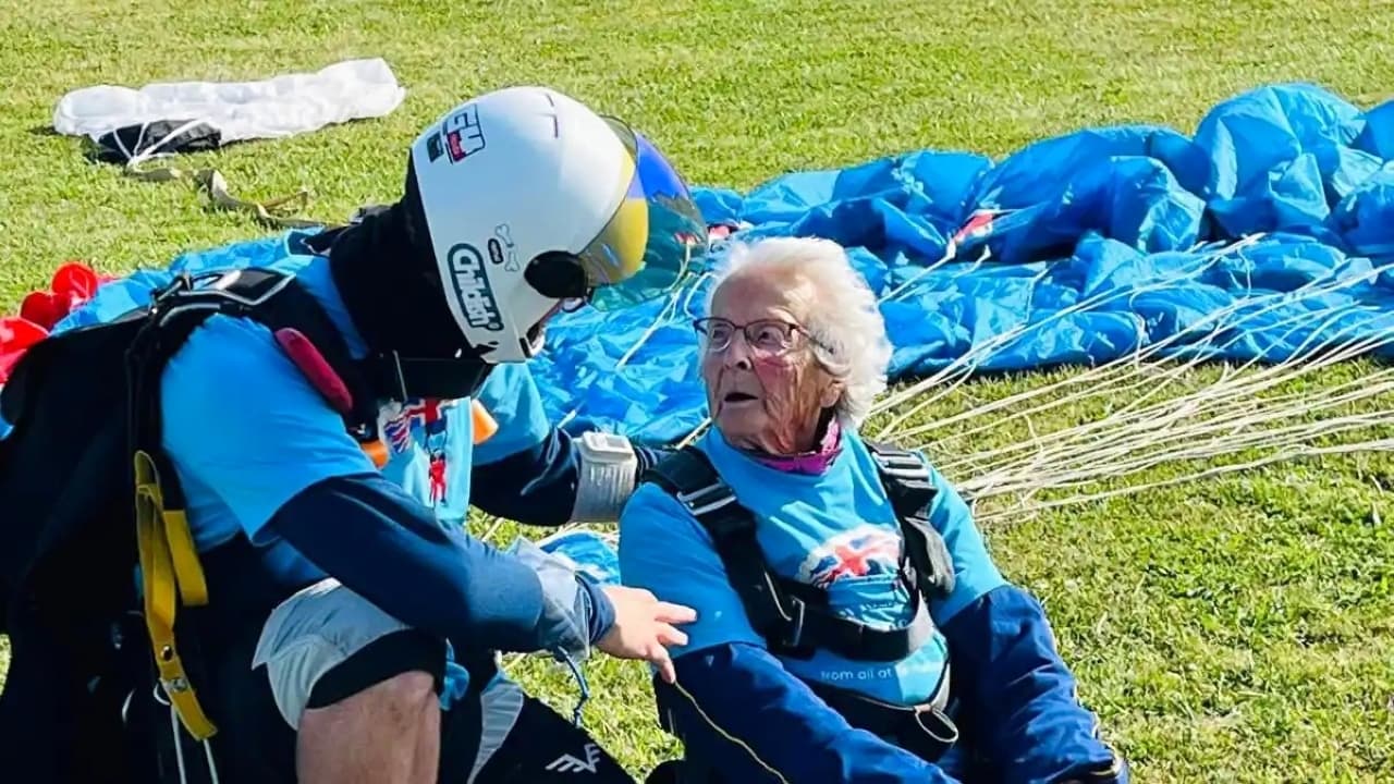 مسنة بريطانية بعيد ميلادها الـ 102 .. تقفز بالمظلية