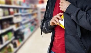 أغرب مكافأة.. شركة بريطانية تطرد موظف أنقذها من عملية سرقة