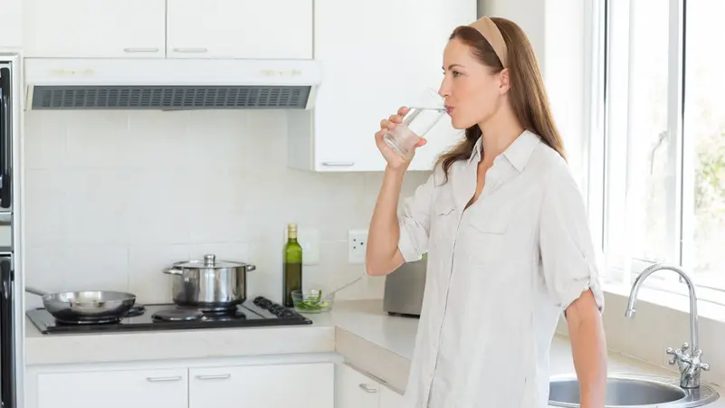 احذر شرب الماء أثناء الوقوف.. هذه 7 مشاكل صحية يمكن أن يسببها