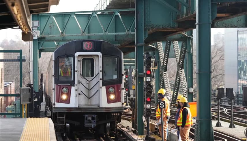 سقط من فوق القطار.. اصابة طفل حاول تقليد لعبة "Subway"