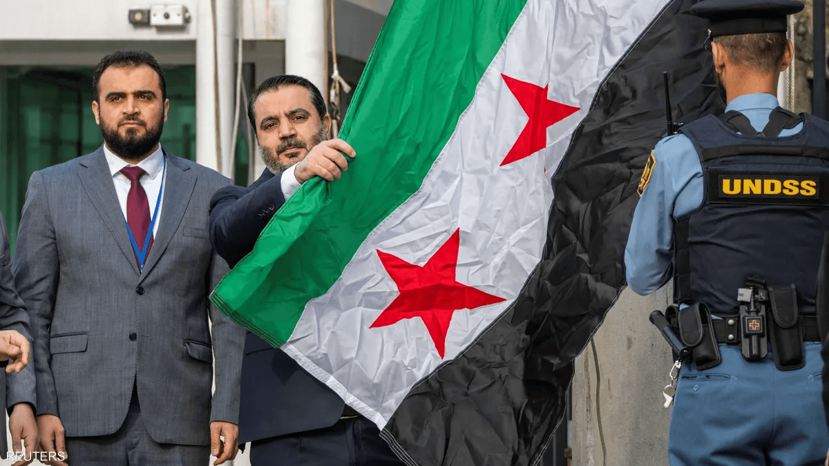 لأول مرة.. رفع علم سوريا الجديد أمام مقر الأمم المتحدة