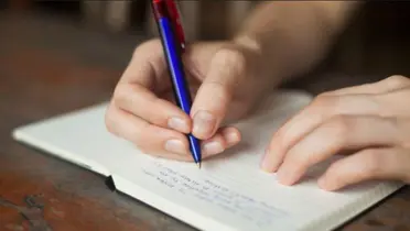 كيفية تأثير الكتابة اليدوية على نشاط الدماغ والإدراك