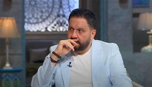 الفنان إدوارد يظهر على كرسي متحرك