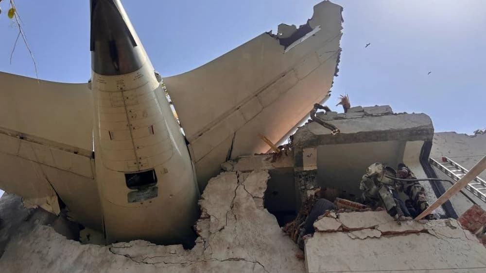 طيار ومحلل حوادث معروف يرجح.. "خطأ بسيط" سبب سقوط الطائرة الهندية