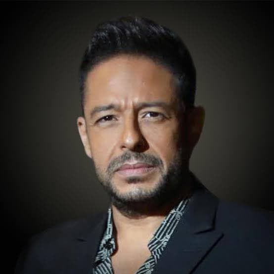 محمد حماقي يبكي متأثراً بوالده ويتحدث عن زوجته وابنته.