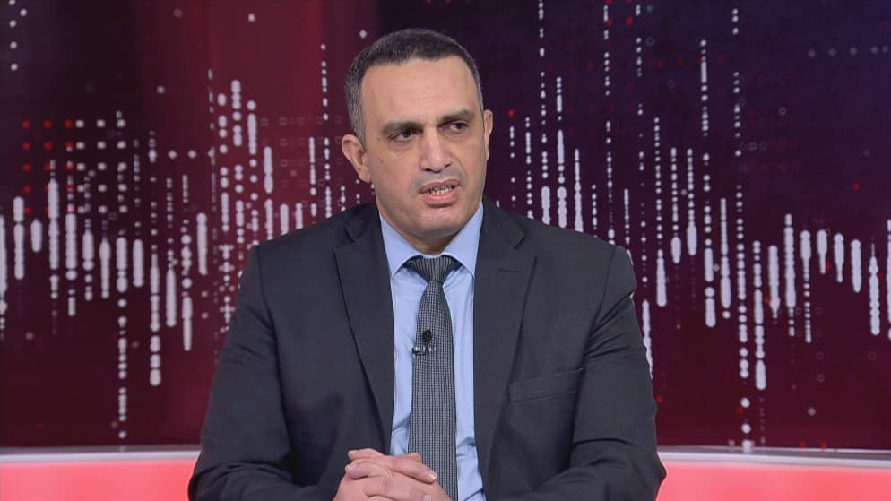 وزارة التربية: ضبط عاملين بحالات "محدودة" يصورون ورقة أسئلة التوجيهي