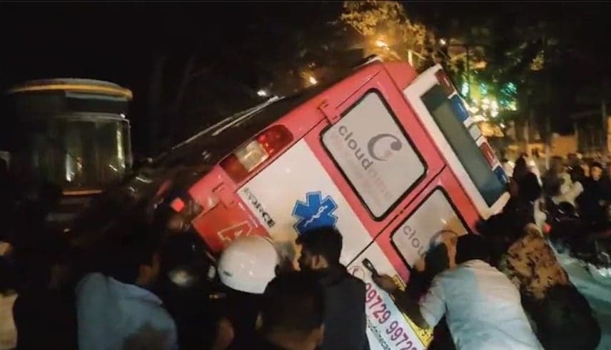 سيارة إسعاف مسرعة تدهس زوجين وتصيب آخرين بجروح خطيرة