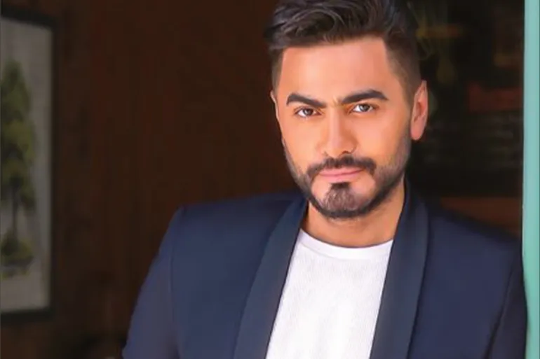 تامر حسني يرفض هدية ذهبية من معجبة | فيديو