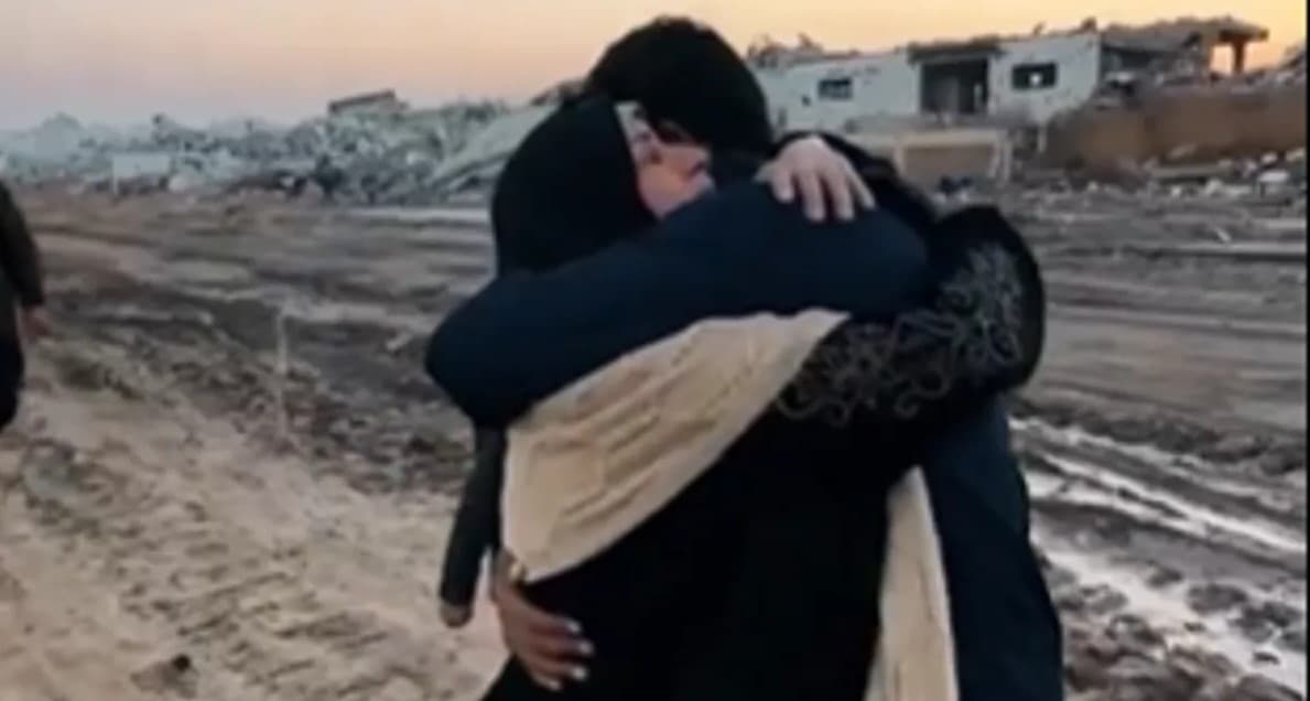 لقاء مؤثر بين أم وابنها في غزة بعد 15 شهرا من الفراق