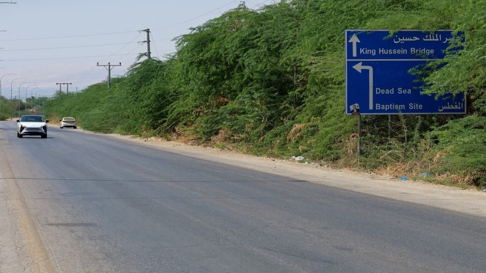 إعادة فتح جسر الملك حسين الاثنين أمام حركة السفر صباحا وإغلاقه أمام حركة الشحن