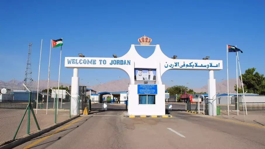 عودة تدريجية لحركة الشحن على جسر الملك الحسين بعد توقفها لأسبوعين