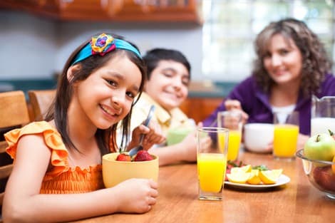 ما هي كمية البروتين التي يجب أن تقدميها لطفلك قبل ذهابه إلى المدرسة؟