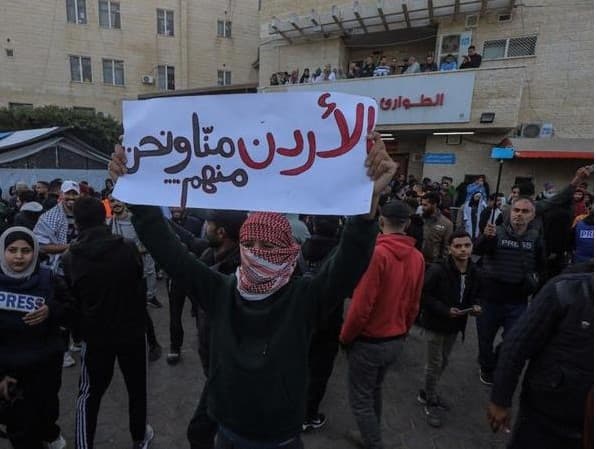 "الأردن منا ونحن منهم".. لافتة رفعها غزيون خلال عودتهم لمنازلهم