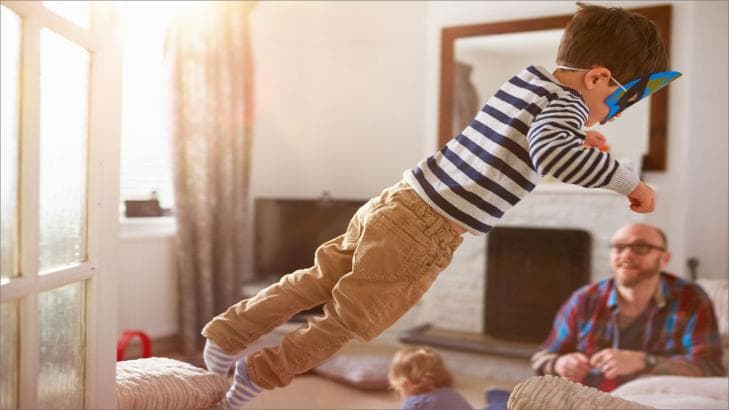 لماذا تختلف تصرفات الأطفال في المنزل عنها أمام الغرباء؟