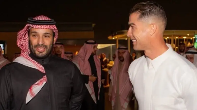 في يوم التأسيس.. رونالدو يرتدي الثوب ويرافق الأمير محمد بن سلمان..