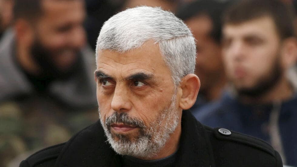 إعلام عبري: إصابة السنوار وانقطاع الاتصال به بعد قصف على غزة