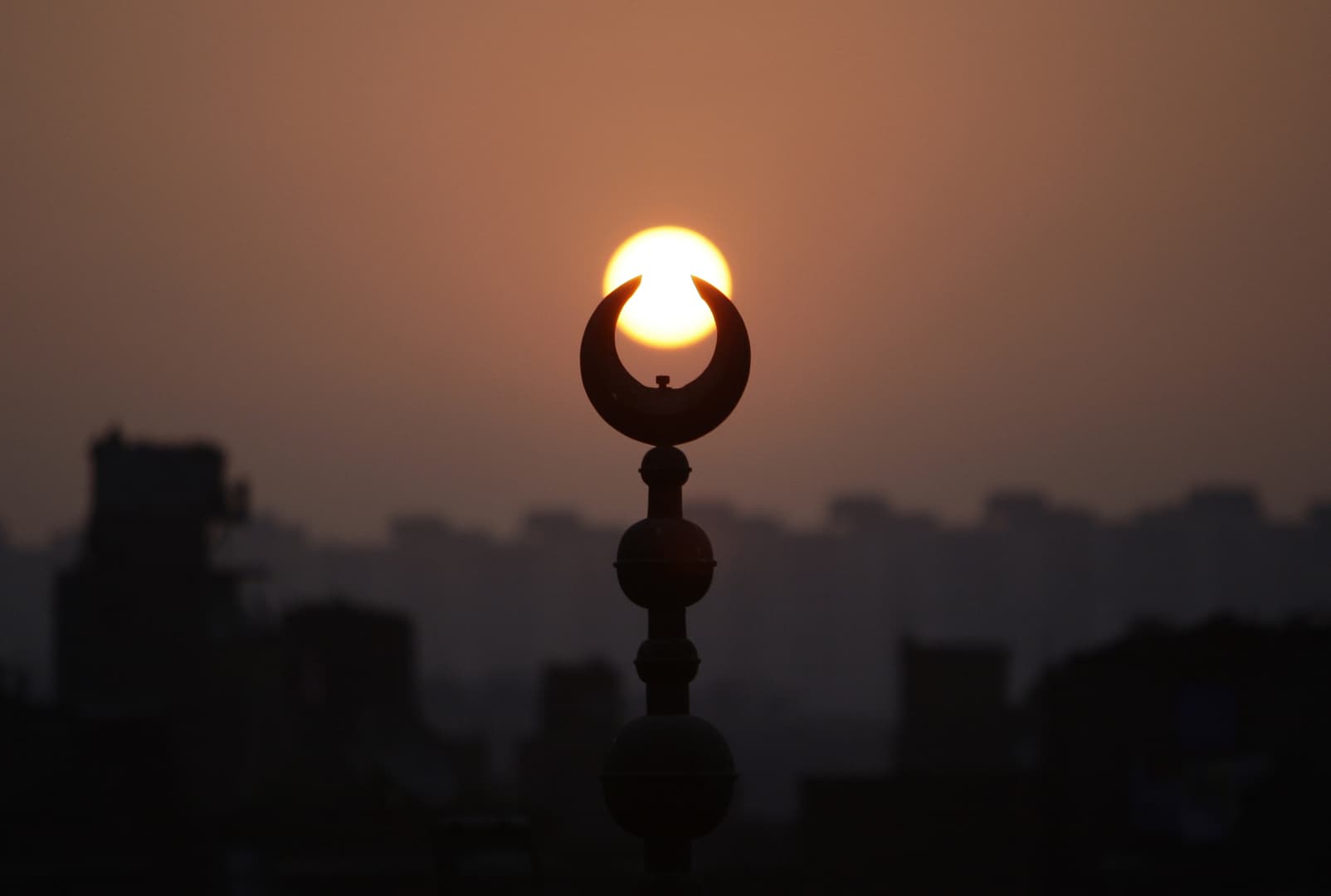 مركز الفلك يحدد موعد عيد الأضحى 2025