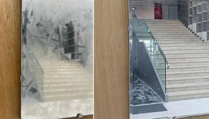 متطوع يمسح عملاً فنياً بمتحف تايواني بعد أن ظنها مرآة متّسخة