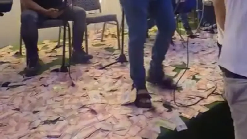 مشهد استفز ليبيا.. شباب ينثرون ويدهسون أموالا طائلة