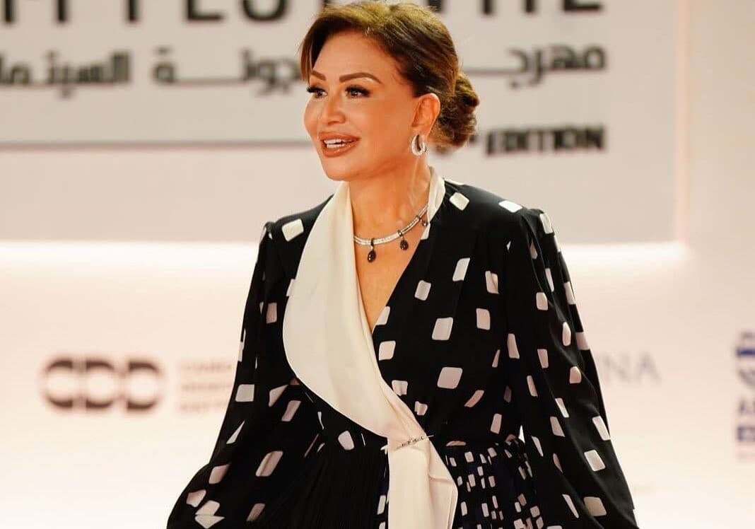 إلهام شاهين تعليقاً على فيديو تطاير فستانها: كنت لابسة شورت للركبة وكولون