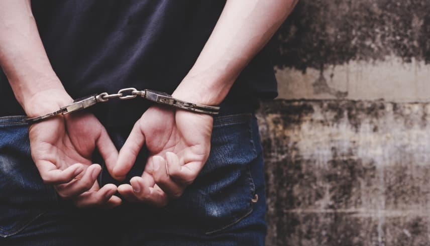 يعذّب والدته المسنّة ويمنع عنها الطعام