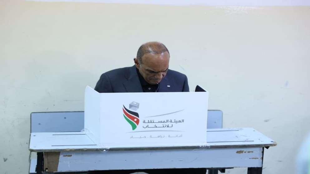 الخصاونة يدلي بصوته ويقول : إجراء الانتخابات في موعدها دلالة على قوة الأردن