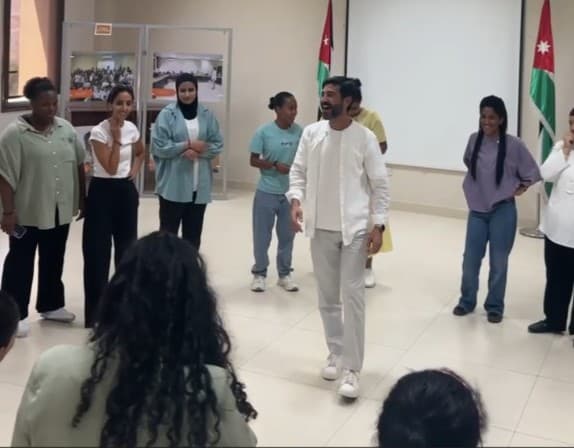الفنان وسام صباغ يزور مؤسسة الأميرة تغريد للتنمية والتدريب ويقدّم جلسة يوغا الضحك