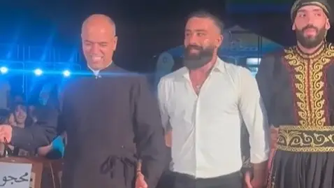 كاهن لبناني يشعل مواقع التواصل برقص محترف للدبكة | فيديو