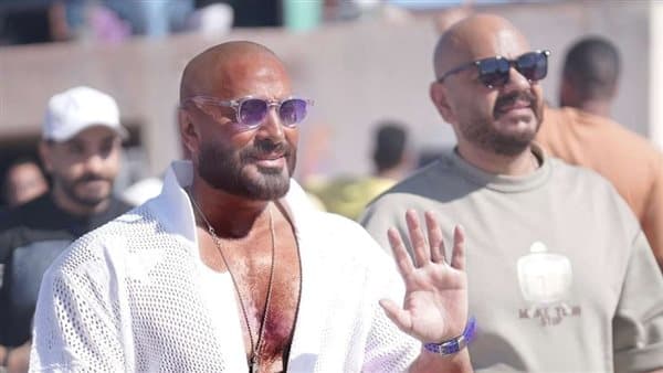 تامر حسني يشوق جمهوره لعمله الجديد