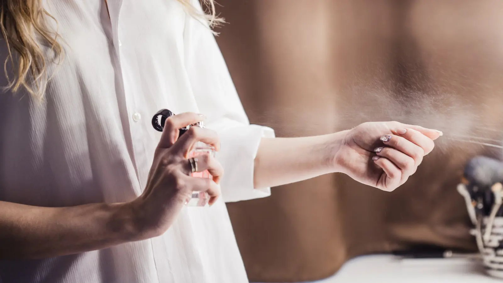 هل يهدد عطرك صحتك وخصوبتك؟ أطباء يحذّرون