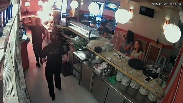زبون يشعل حريقاً في مقهى بسبب نفاذ المايونيز | فيديو