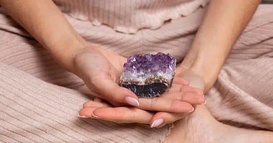 5 أحجار كريمة تساعدك فى الحصول على نوم عميق