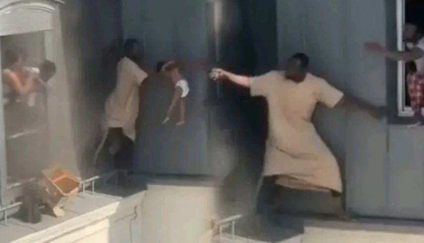 خاطر بحياته لإنقاذ أطفال من حريق في باريس | فيديو