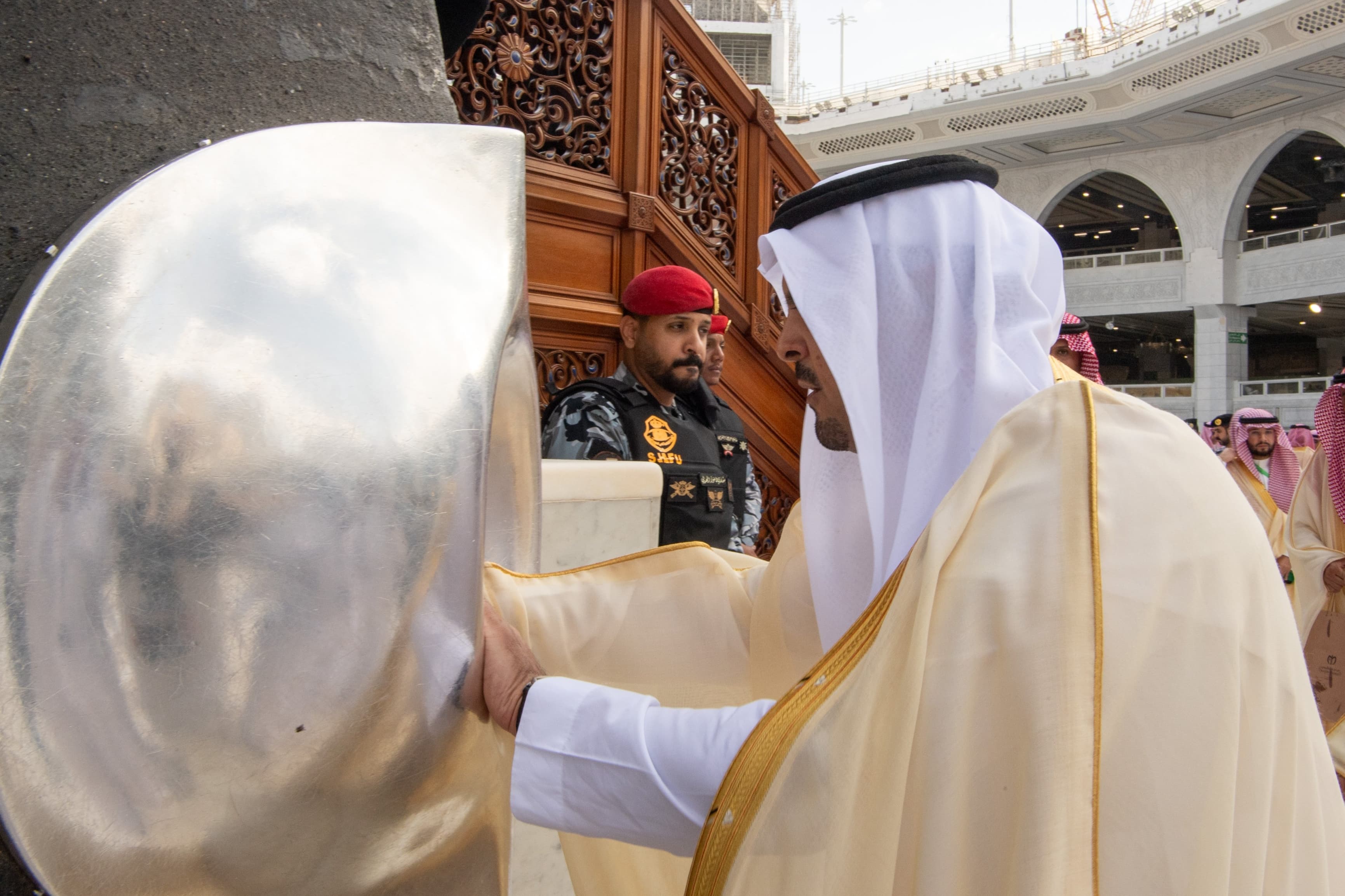 غسل الكعبة المشرفة بماء زمزم المخلوط بماء الورد
