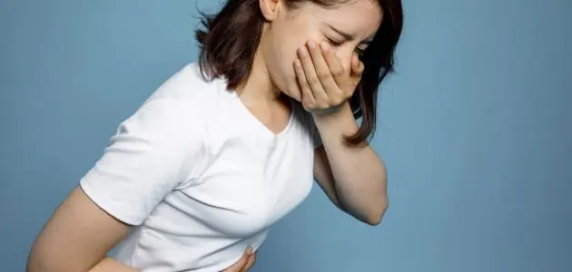 ما هي ألوان القئ ودلالته المرضية.. وكيفية علاجه بطرق طبيعية؟