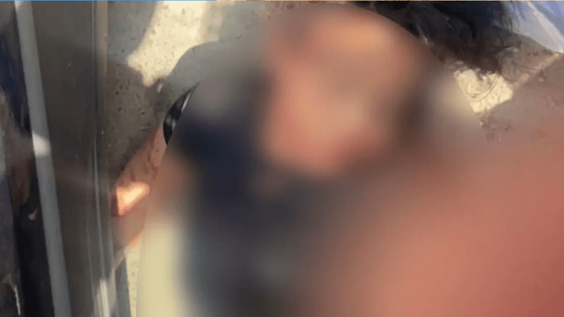 اغتيال بلوغر عراقي شهير ببغداد.. ووالدته تصرخ فوق جثته