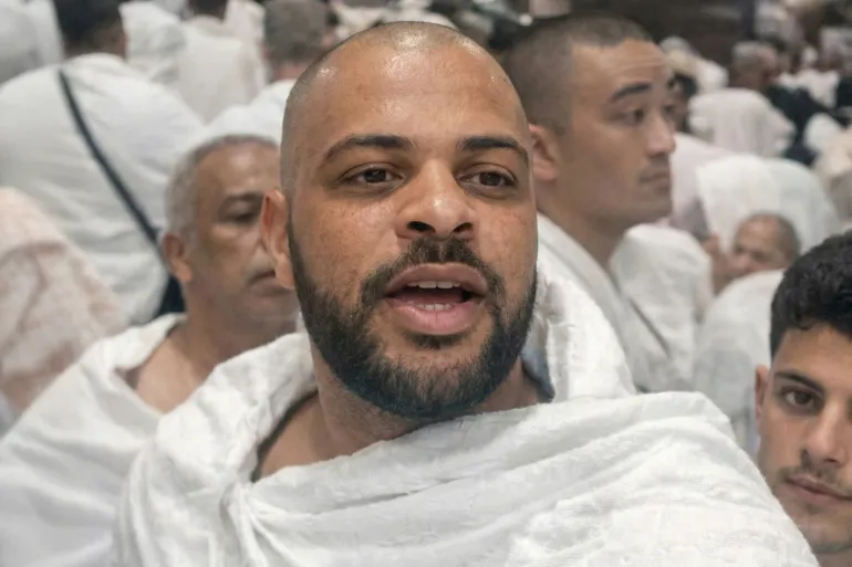 المشجع الأبكم الذي نطق أمام الكعبة.. قصة أردني تشعل المنصات