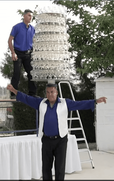 يدخل موسوعة غينيس بحمل 319 كأساً على رأسه