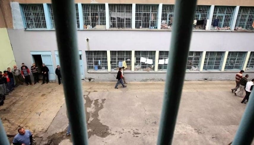 تركيا.. أب يعتدي بوحشية على طفلته خلال زيارتها له بالسجن