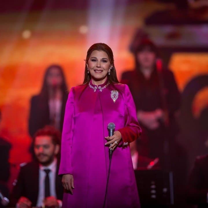 انفعال ماجدة الرومي على المسرح في دبي